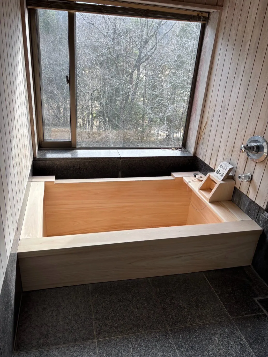 桧風呂の改修工事が完了しました。