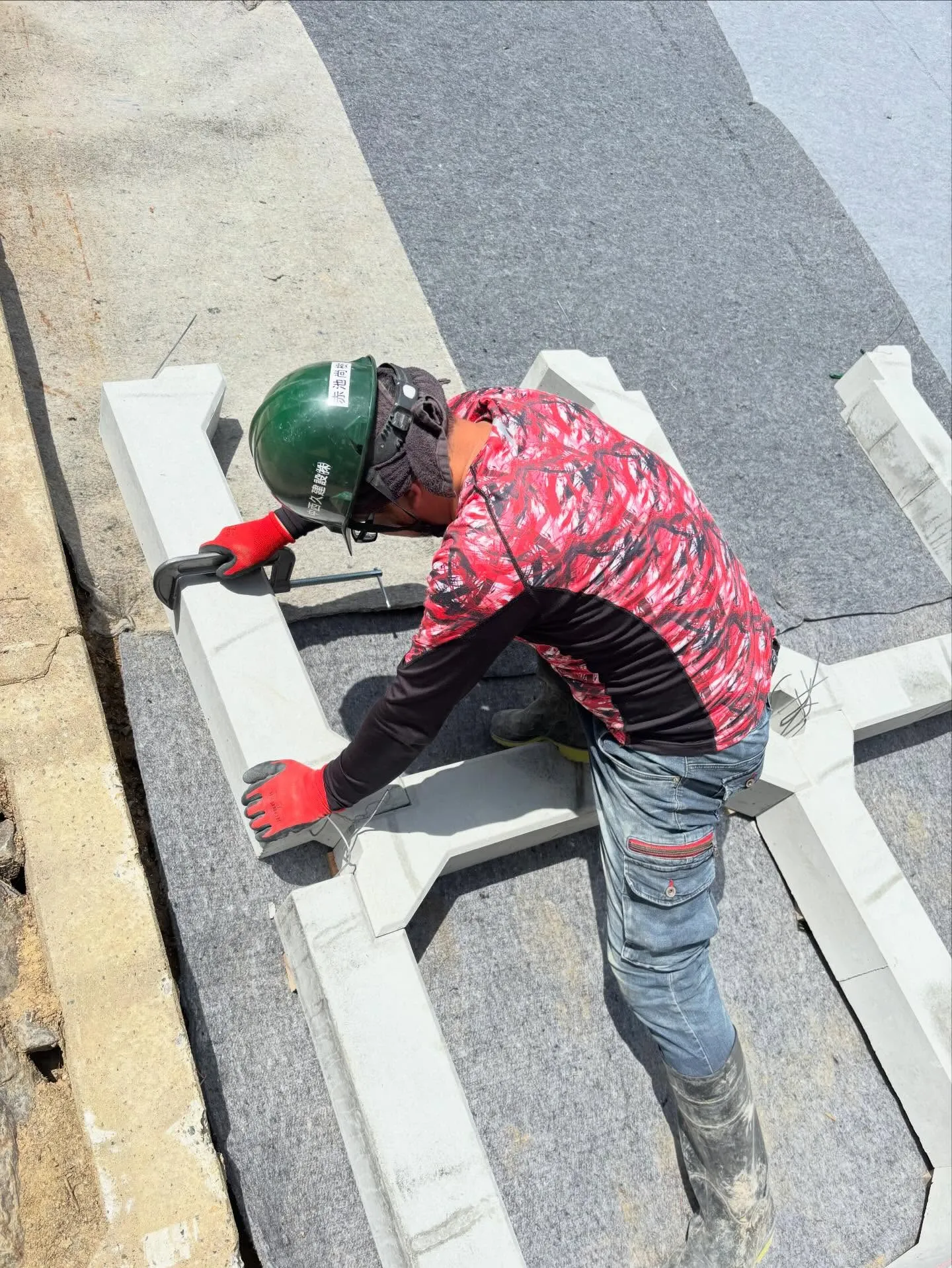 松阪青山線にて法枠ブロック設置工事です。